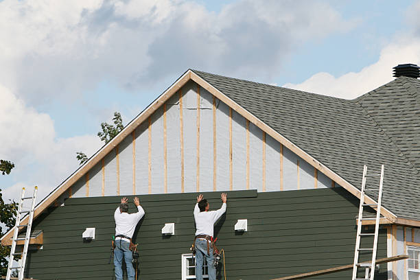 Professional Siding technician working in Montpelier, IN